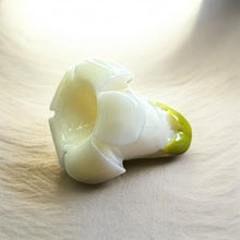 Flower MOP Bead, 13mm x 15mm, M4702