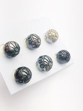 Carved Clam Shell with Bubbles Tahitian Pearl 12-13mm (752)