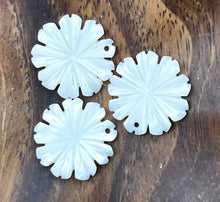 Mother Of Pearl White Flower, Sku#M431