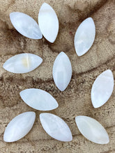 Pointed Oval Mother Of Pearl Shell, Sku#M2055